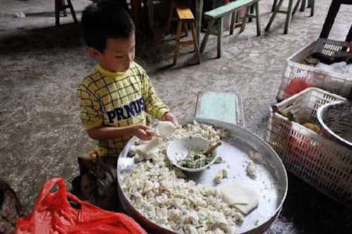 小男孩一天包「萬顆餛飩」養家　上節目見到爸媽終於「變回小孩」撒嬌大哭