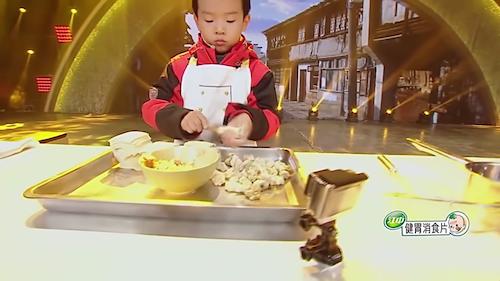 小男孩一天包「萬顆餛飩」養家　上節目見到爸媽終於「變回小孩」撒嬌大哭