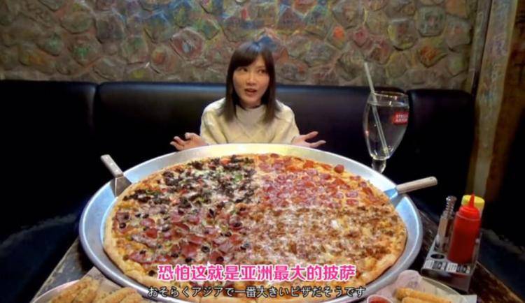 大胃王挑戰82寸披薩，鏡頭拉近後水杯穿幫了，網友：難怪可以吃完！