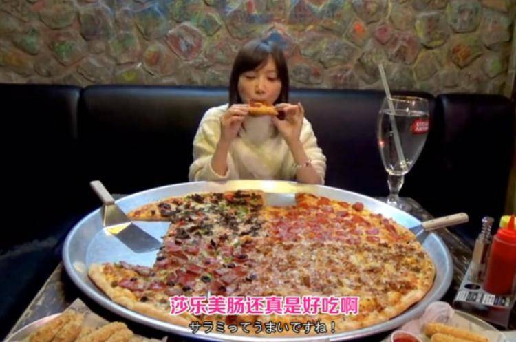 大胃王挑戰82寸披薩，鏡頭拉近後水杯穿幫了，網友：難怪可以吃完！
