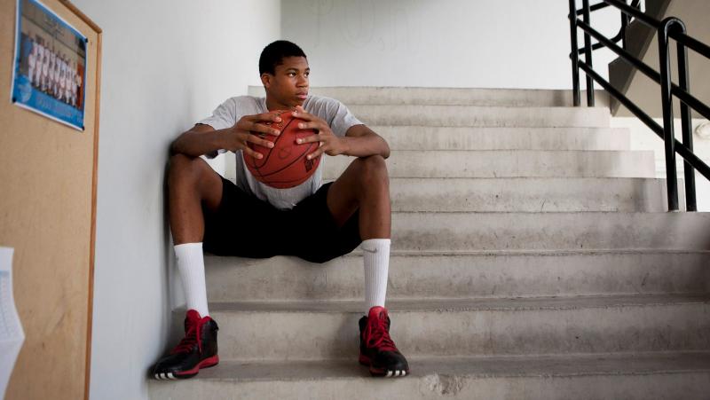 21歲身價30億！NBA當紅球星「薪水全匯給家裡」　遭起底「童年不為人知經歷」激勵世人：永不忘初心