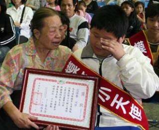 父母離異一走了之！少年與阿嬤「拾荒維生」住3坪房吃剩菜 上臺一句「謝謝阿嬤」秒淚崩
