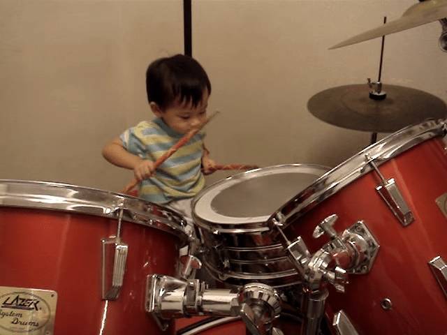 2歲小男童「拿著鼓棒狂敲」以為他在亂打音樂一播放出來瞬間震驚眾網友：是神童阿！