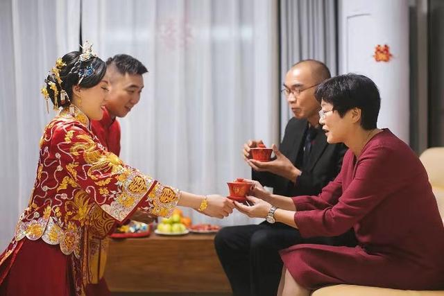 洪煒與趙芸蕾今天舉行大婚，柴飈任伴郎