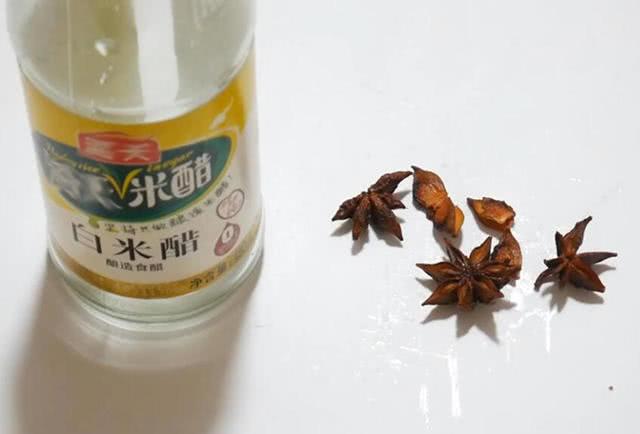 把八角泡在白醋中，家家戶戶都用到
