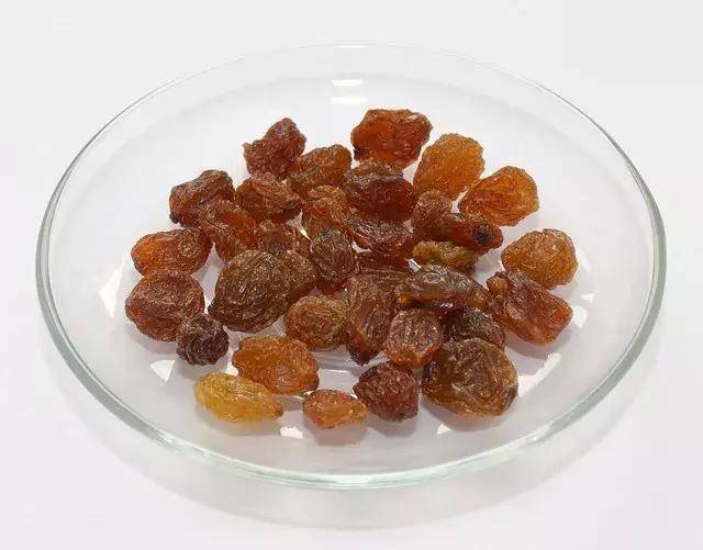 一直把葡萄乾當零食吃，現在才知道，原來她有那麼多功效