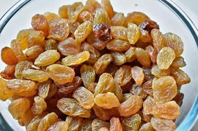 一直把葡萄乾當零食吃，現在才知道，原來她有那麼多功效