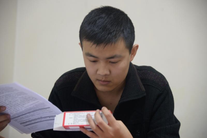 重症男孩背著父母簽下「生死書」，偷偷北上當「小白鼠」以身試藥 