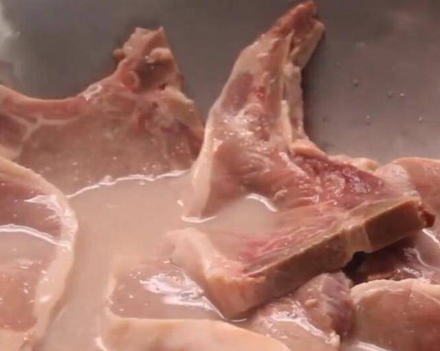 豬肉千萬別用清水洗，不然越洗越髒！教你小方法，乾淨還去腥！