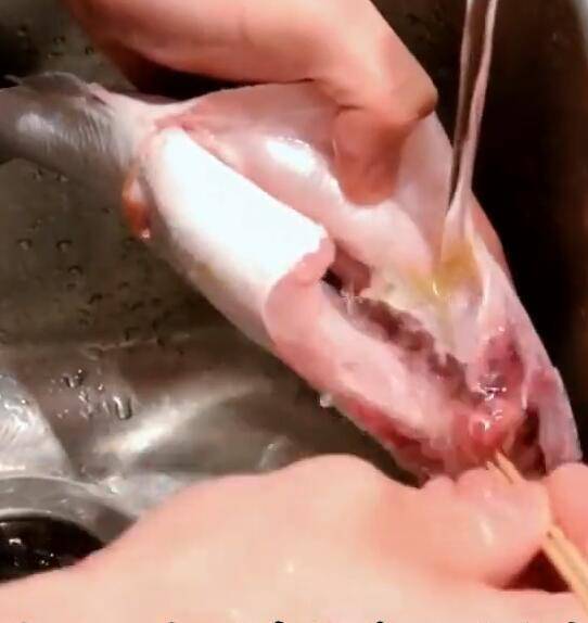 豬肉千萬別用清水洗，不然越洗越髒！教你小方法，乾淨還去腥！