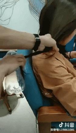 把【毛巾】塞進【塑膠瓶】裡，全家搶著用，居家出外很方便，早點知道就好了！