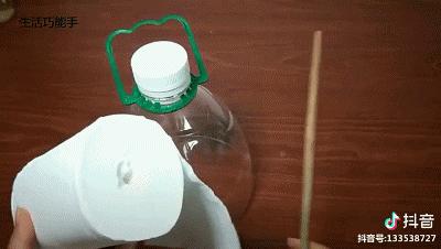 把【毛巾】塞進【塑膠瓶】裡，全家搶著用，居家出外很方便，早點知道就好了！