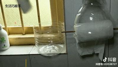 把【毛巾】塞進【塑膠瓶】裡，全家搶著用，居家出外很方便，早點知道就好了！