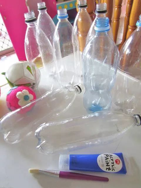 把【毛巾】塞進【塑膠瓶】裡，全家搶著用，居家出外很方便，早點知道就好了！