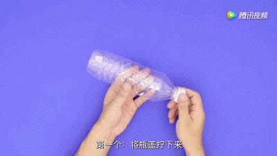 把【毛巾】塞進【塑膠瓶】裡，全家搶著用，居家出外很方便，早點知道就好了！