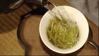 別人給你倒茶，為什麼要連敲3下桌面，原來意義這麼深刻！不懂別再亂敲了