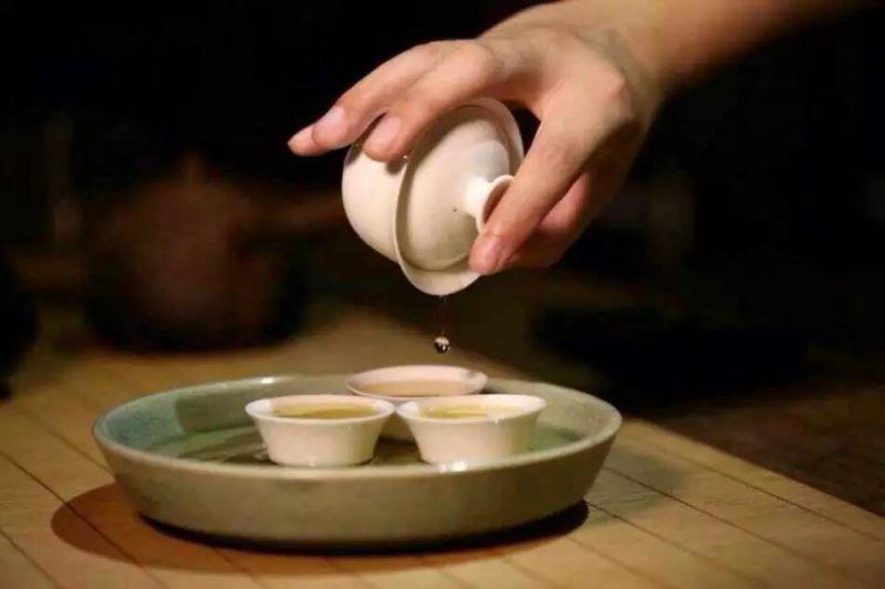 別人給你倒茶，為什麼要連敲3下桌面，原來意義這麼深刻！不懂別再亂敲了