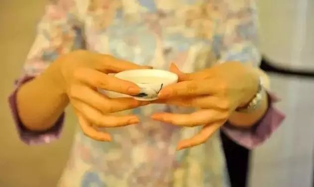 別人給你倒茶，為什麼要連敲3下桌面，原來意義這麼深刻！不懂別再亂敲了