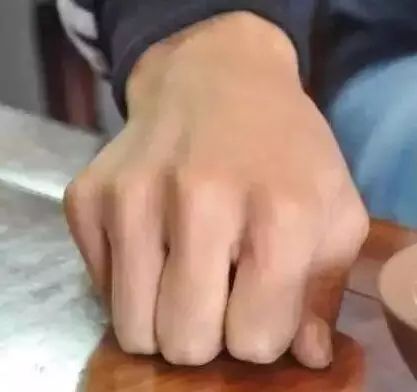 別人給你倒茶，為什麼要連敲3下桌面，原來意義這麼深刻！不懂別再亂敲了