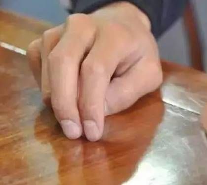 別人給你倒茶，為什麼要連敲3下桌面，原來意義這麼深刻！不懂別再亂敲了