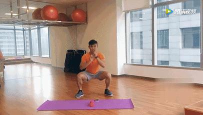 她每天靠牆站5分鐘，兩個月後竟會發生如此神奇的變化...