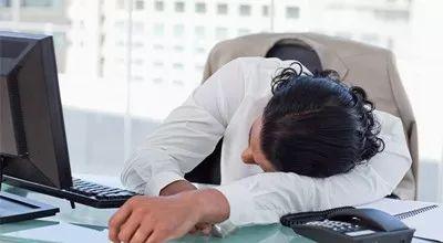 她每天靠牆站5分鐘，兩個月後竟會發生如此神奇的變化...