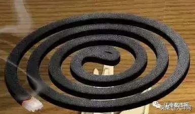 蚊香掰幾段放水裡泡一泡，沒想到這麼神奇，家家用得到！