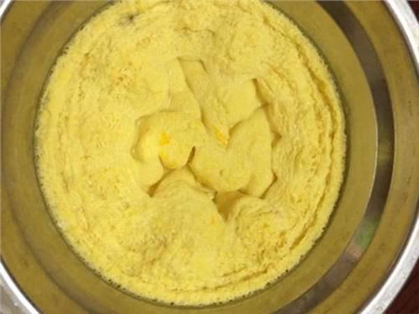 每次自己蒸蛋都醜醜的坑坑疤疤，但其實「只差一個步驟」就能100％成功做出豆腐般滑嫩蒸蛋！