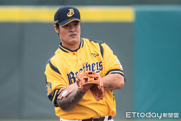 影/林智勝很強壯　挨頭部觸身球無大礙