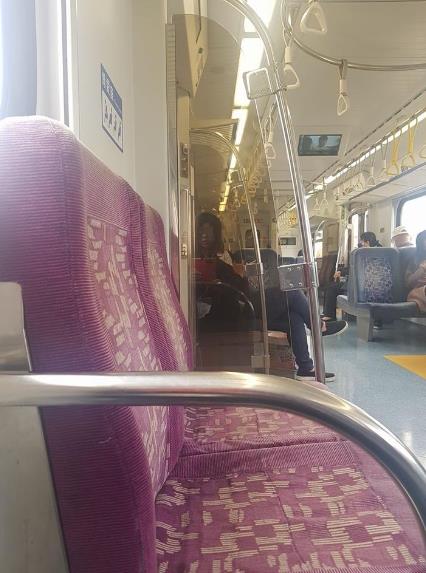 搭火車玩手機玩到一半時突然抬頭一看發現對面有人正視著自己，猛一看原來是...