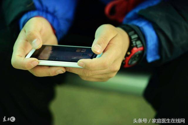 睡前玩手機成習慣？再不停止，這5大問題就會找上你!!