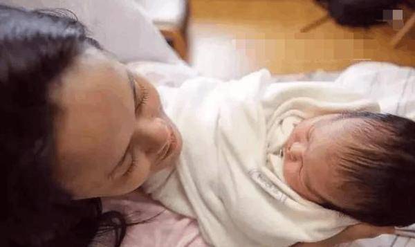 生完孩子老公說分房，晚上喂孩子我順便幫老公蓋被子，第二天離婚