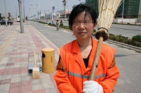 40歲女清潔工在路上撿到50萬，還錢時卻打了失主5巴掌....