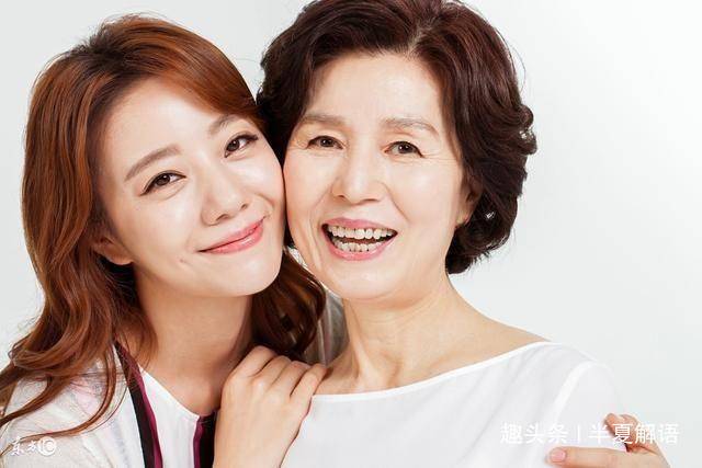兒子滿月，婆婆逼兒媳交份子錢，兒媳不給被打，指指孩子，全家蒙