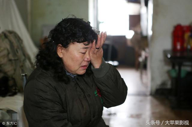 入贅五年回家看望母親，岳母讓俺帶箱特產回去，到家打開後俺哭了