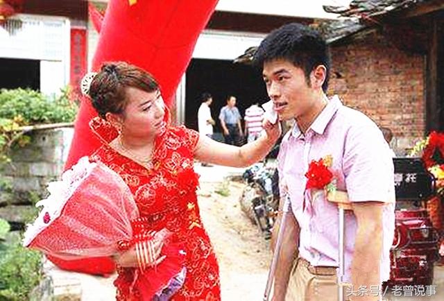 丈夫工地摔瘸腿，妻子離婚出走，沒想到2天後收到丈夫的新婚請柬 