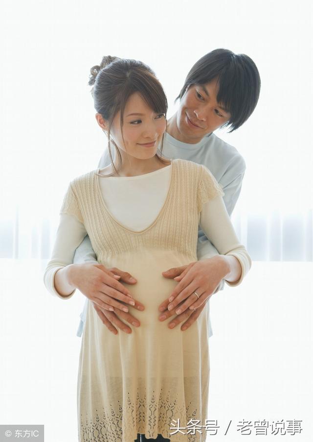 丈夫工地摔瘸腿，妻子離婚出走，沒想到2天後收到丈夫的新婚請柬 