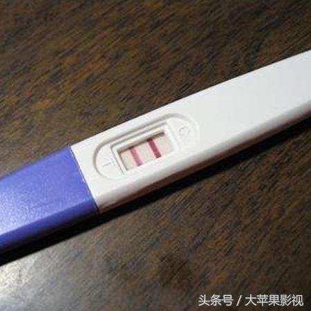 女孩分手後發現自己懷孕，和朋友去醫院打胎，在門口碰見個意外