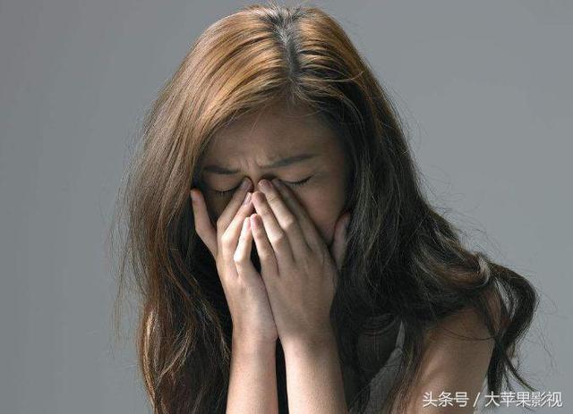 女孩分手後發現自己懷孕，和朋友去醫院打胎，在門口碰見個意外