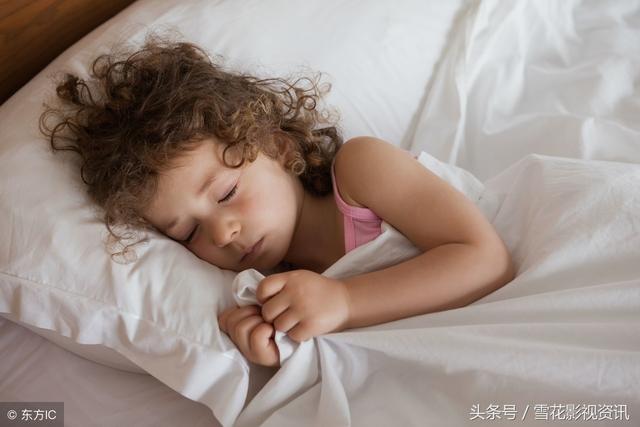 奶奶去打牌扔下小孫女在家，回家看見床上焦黑，奶奶抱頭痛哭
