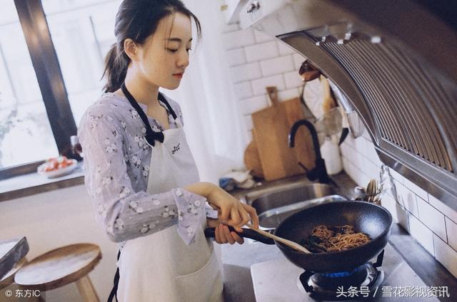 小姑子過生日，全家都在閒聊，兒媳自覺下廚房，公公回來掀翻桌子