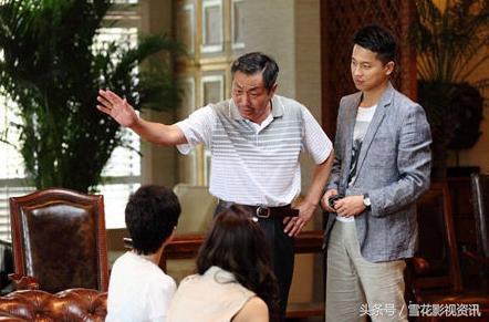 小姑子過生日，全家都在閒聊，兒媳自覺下廚房，公公回來掀翻桌子
