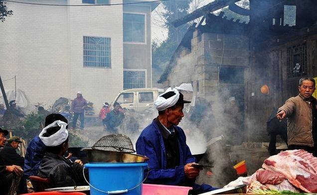 兒子是老闆，每月寄一萬塊回家，7歲孫女卻對爺爺說：爸爸早沒啦