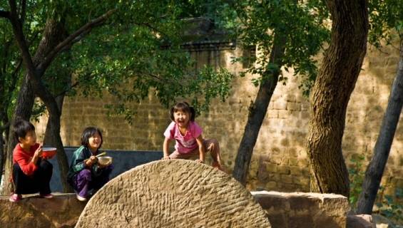 兒子是老闆，每月寄一萬塊回家，7歲孫女卻對爺爺說：爸爸早沒啦