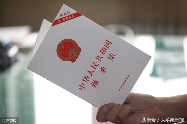 母親去世後，兄弟爭遺產，親戚指了指養女，最後都無話可說