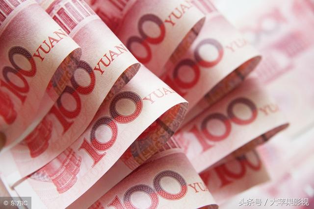 小姑子上大學總找我老公說錢不夠花，後來我知道銀行卡餘額愣住了