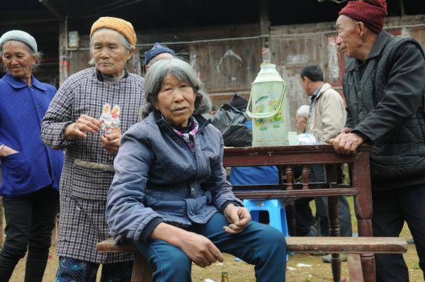 婆家窮娘家富，俺把媽的舊衣送婆婆，下班回家推開門，如遭雷擊