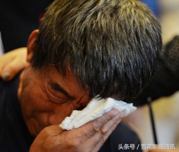 丈夫出差，妻子回鄉下探望婆婆，卻被公公擋在門外，撞開門後淚目