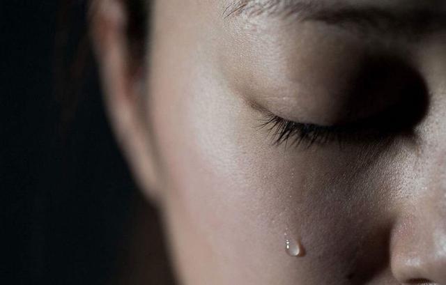 老婆去世五年，女兒帶同學來家裡玩，同學指著老婆照片喊媽媽！ 