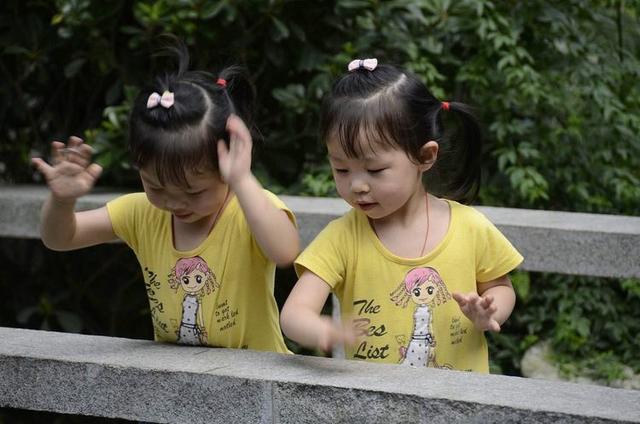 老婆去世五年，女兒帶同學來家裡玩，同學指著老婆照片喊媽媽！ 